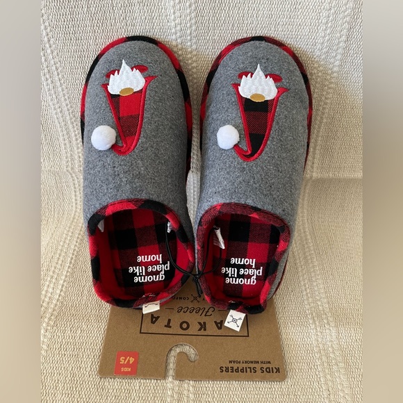 Dakota Kids Slippers. Size: 4/5 - Picture 2 of 8